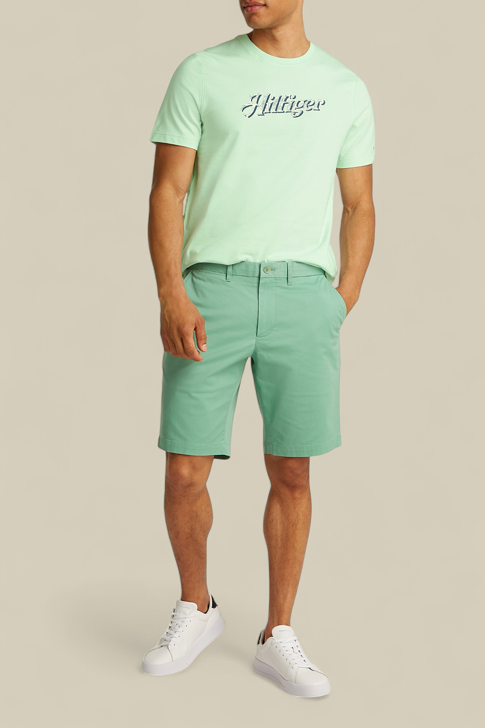 תמונת כל הלוק של חולצת טי